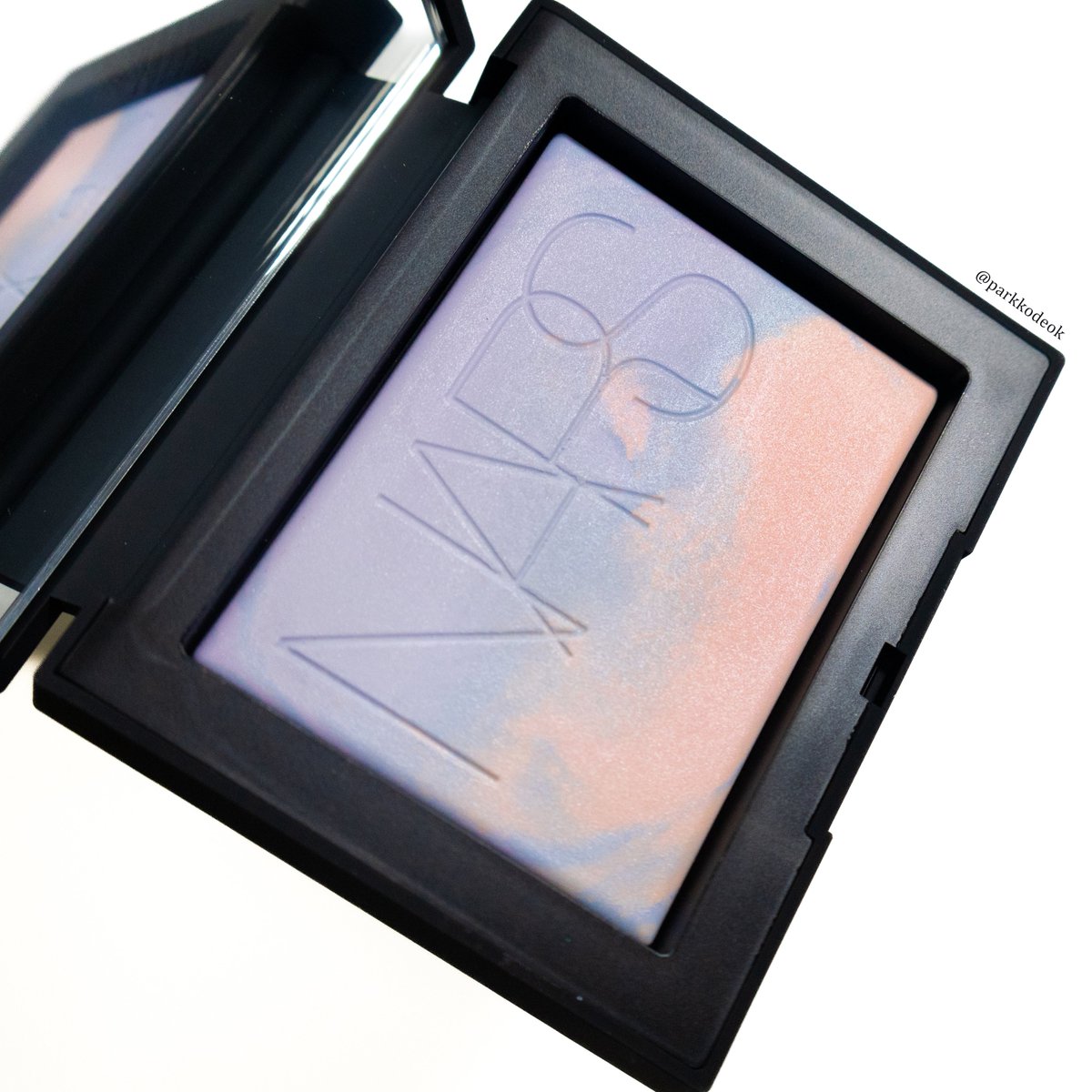 나스 라이트 리플렉팅 프리즈마틱 파우더 인터스텔라🩵 마블이 랜덤이라 여러사람꺼 보는 재미가 있음 인터스텔라는 라벤더 컬러가 들어가서  아주 미세하게 화사해지는 것이 느껴짐 엄청 얇게 올라온다는 후기 듣고 구매했는데, 날 추워지면 정말 잘 쓸거같음 (•