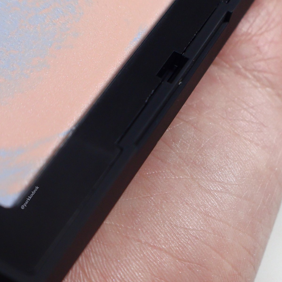 나스 라이트 리플렉팅 프리즈마틱 파우더 인터스텔라🩵 마블이 랜덤이라 여러사람꺼 보는 재미가 있음 인터스텔라는 라벤더 컬러가 들어가서  아주 미세하게 화사해지는 것이 느껴짐 엄청 얇게 올라온다는 후기 듣고 구매했는데, 날 추워지면 정말 잘 쓸거같음 (•