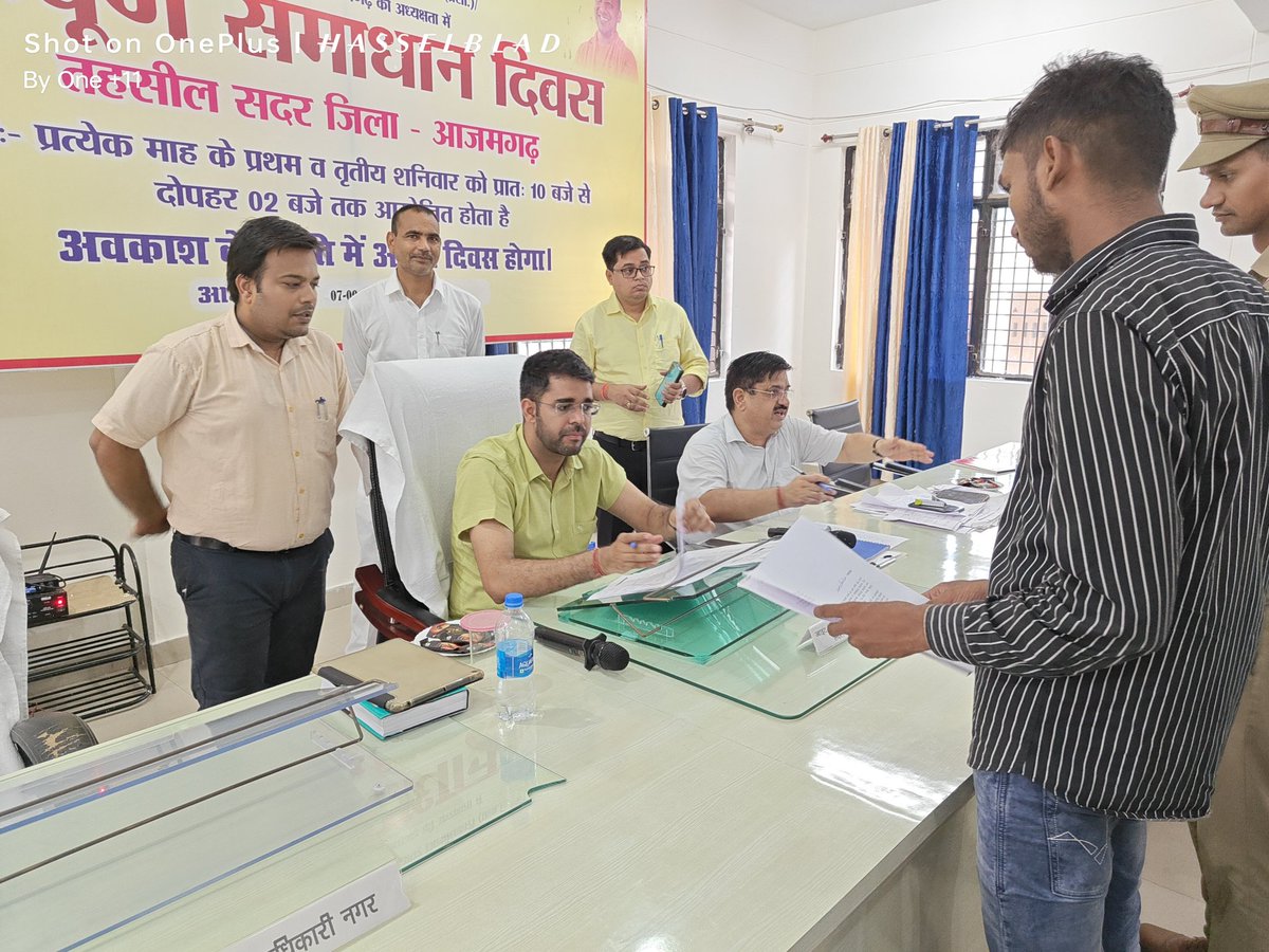 sdmAzamgarh's tweet photo. आज 07.09.2024 को ज्वांइट मजिस्ट्रेट/ उपजिलाधिकारी सदर की अध्यक्षता में सम्पूर्ण समाधान दिवस का आयोजन किया गया l आई0ए0एस0 श्री सुनील कुमार धनवंता ने सभी विभाग के अधिकारियों को निर्देशित किया  शिकायतों का निस्तारण गुणवत्तापूर्ण, समयबद्ध तरीके से करना सुनिश्चित किया जाय।@dmazamgarh https://t.co/SlsKAB89Mr