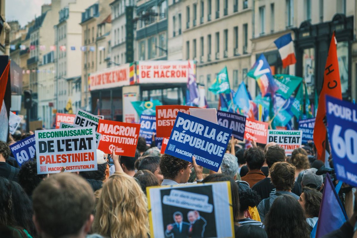 LouisLeGuyader1's tweet photo. @ChaRocher Perso j'en ai vu toute la manif 🇫🇷, ceux qui avaient des drapeaux de la Palestine étaient bien devant le cortège officiel. Et surtout beaucoup gagnent le smic et ne sont absolument pas des bobos 😂😂 #7septembre #manifestation #Macron https://t.co/85e9WrI5Bf
