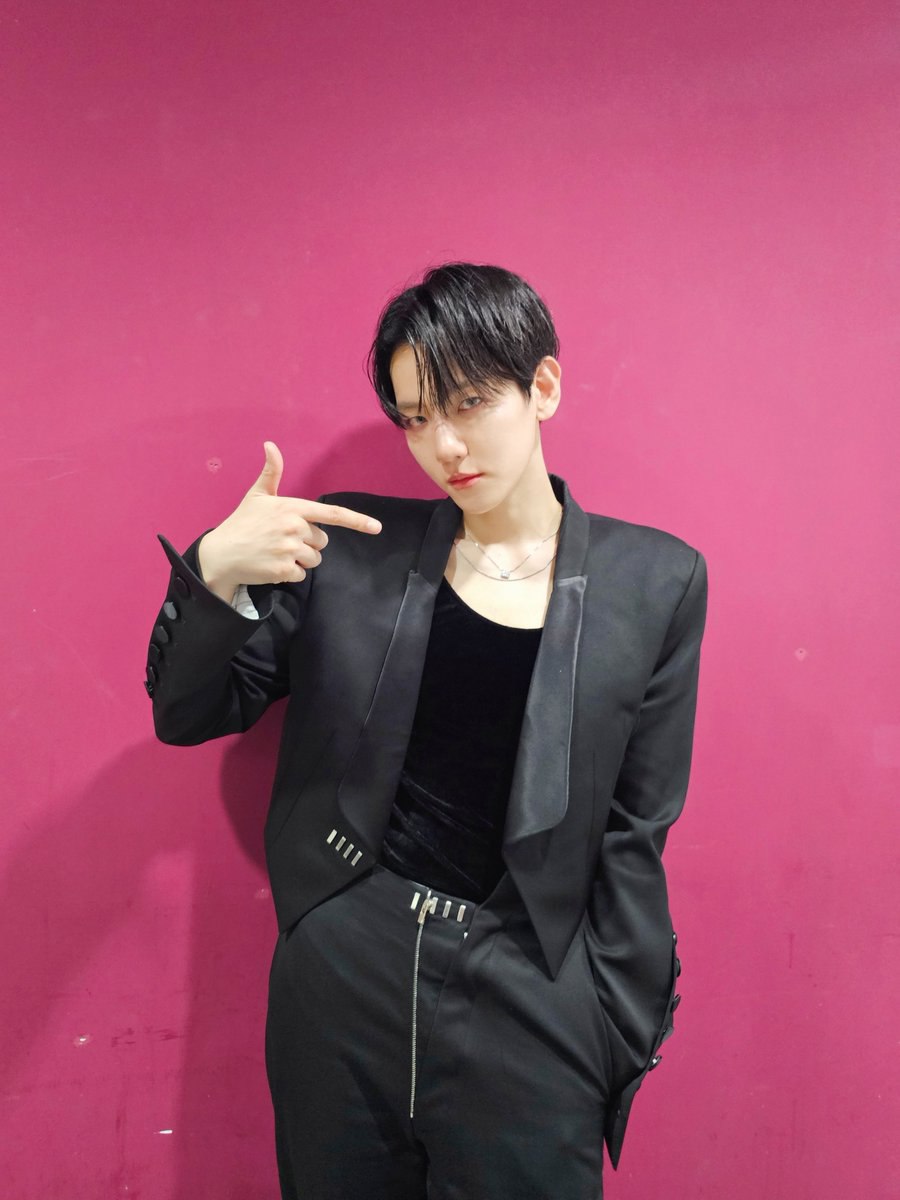 از استایل بکهیون 
ددی بودن و سکسی بودن و گرون بودن میباره 
BAEKHYUN ALBUM IS OUT 
#HelloBaekhyunWorld 
#BAEKHYUN_PINEAPPLESLICE