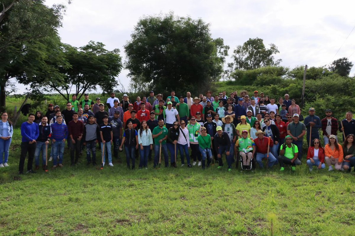 ernesto_nu's tweet photo. ¡Gracias al Tecnológico del Valle de Morelia y a nuestros amigos de Capula por unirse a la campaña “1 voto, 1 árbol”! 
Estoy muy contento por toda la gente que se ha sumado a reforestar y cuidar nuestro planeta, sigamos creando conciencia sobre el futuro de nuestro medio ambiente https://t.co/PlGY42RAwC