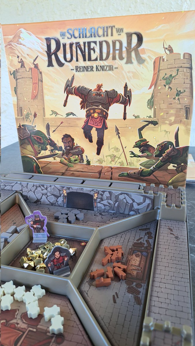 Sibi30015224's tweet photo. Die Schlacht von Runedar. Absoluter Blindkauf auf der #BerlinCon. Kooperativer Deckbuilder, Monster kloppen, Ressourcen sammeln - hat gereicht um mich zu triggern. Und die 15 € sind das Material ja schon zweimal wert. Spielerisch absolut positiv überrascht. Frau auch begeistert. https://t.co/KRKzNo0uIN