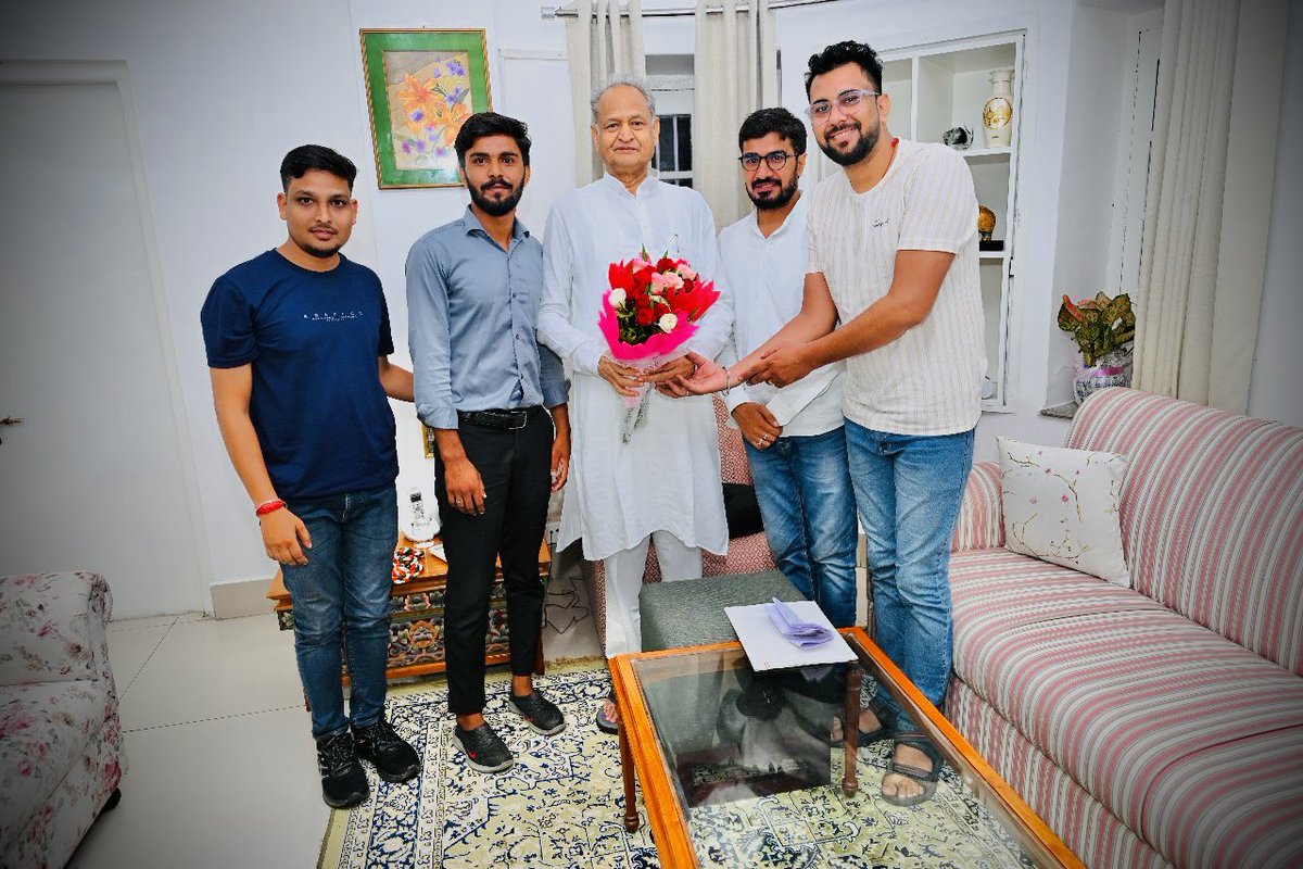 RajendraC_INC's tweet image. राजस्थान के जननायक महोदय पूर्व मुख्यमंत्री महोदय जी से शिष्टाचार मुलाकात कर कुशल क्षेम पूछी जिसमें एकदम स्वस्थ होकर जनता की सेवा के लिए अब फिर से तैयार हो गये है अब जल्द ही वापस जनता और अपनों के बीच आ रहे हैं।
@GovindDotasra @ashokgehlot51 @AnilChopra_ @DeshrajMeenaIN