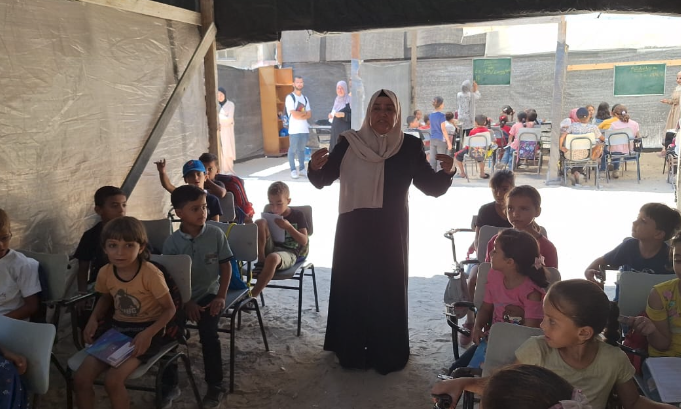 En breve os cuento la historia de Jaldia Al Hashim, una profesora coraje del norte de #Gaza que ha levantado una escuela bajo las bombas y cuenta ya con 170 alumnos... 

¡VIVAN LAS MUJERES DE GAZA (y viva la educación)! 
(Foto de Dalia Hammed)