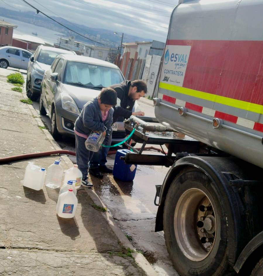 #VALPARAISO: La empresa sanitaria Esval informa A esta hora, el 85% de nuestros clientes afectados por corte en Valparaíso ya cuenta con suministro normal. Estamos avanzando en la reposición de los hogares restantes, lo que esperamos completar a la brevedad.
