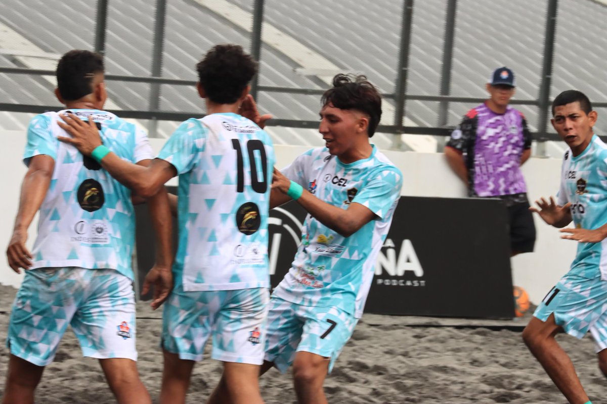 DeportesC10's tweet photo. ⏱️ Final del primer periodo
¡Partidazo en el estadio de fútbol playa de SS!
#BSUES 4-4 #ArcosFC
#LFP⚽️🌊🌴 https://t.co/SbMW2fGqlC
