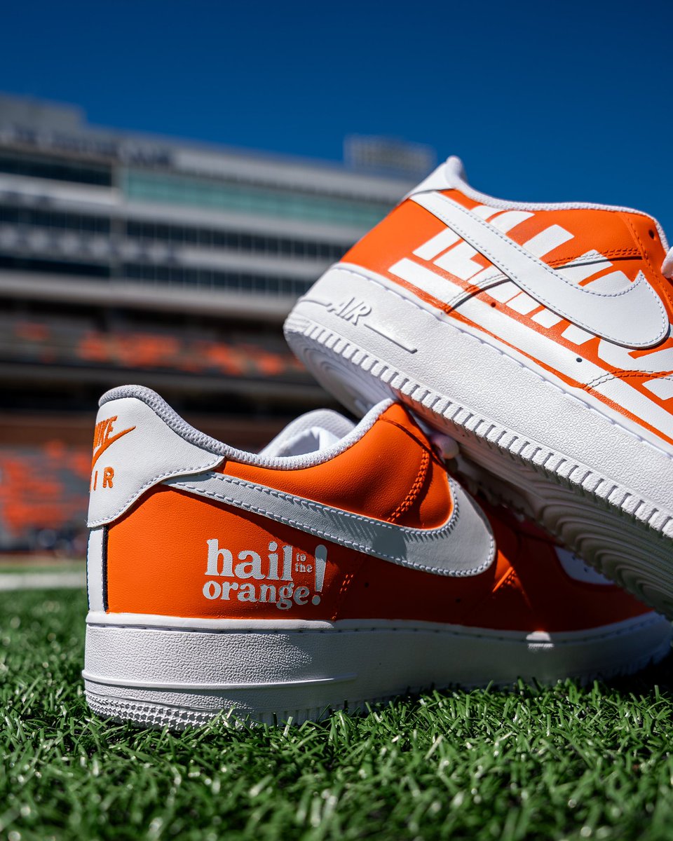 .<a href="/BretBielema/">Bret Bielema</a>’s shoe game for tonight 🥶

#Illini // #HTTO // #famILLy