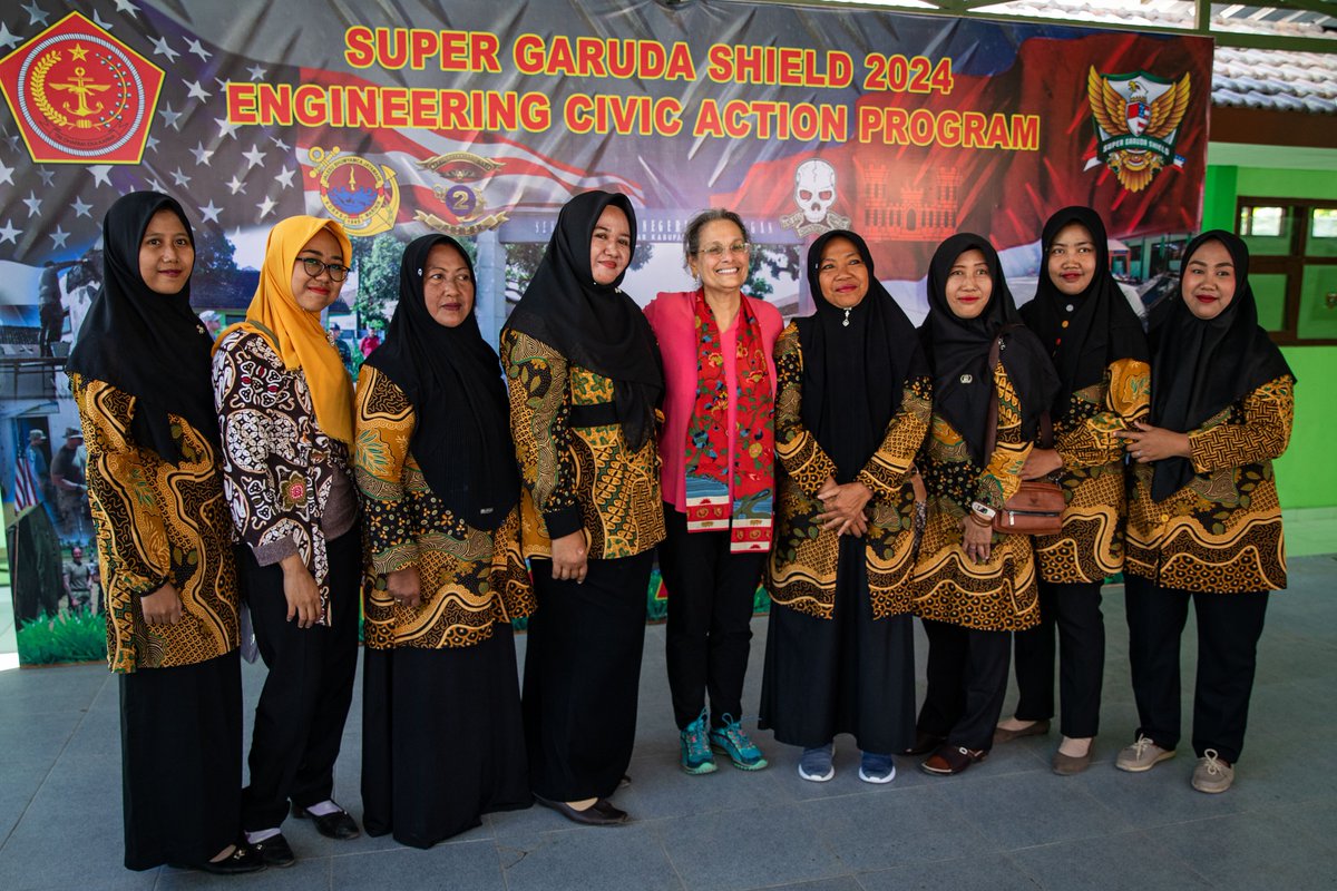 USARPAC's tweet photo. U.S. Army and Puspen TNI Soldiers cut the ribbon on a newly renovated school as part of the Engineer Civil Assistance Program. An honored attendee at the ceremony was U.S. Ambassador to Indonesia, Kamala Shirin Lakhdhir.
#SuperGarudaShield24 @tni_ad #SGS24 https://t.co/M4MjTltKDW