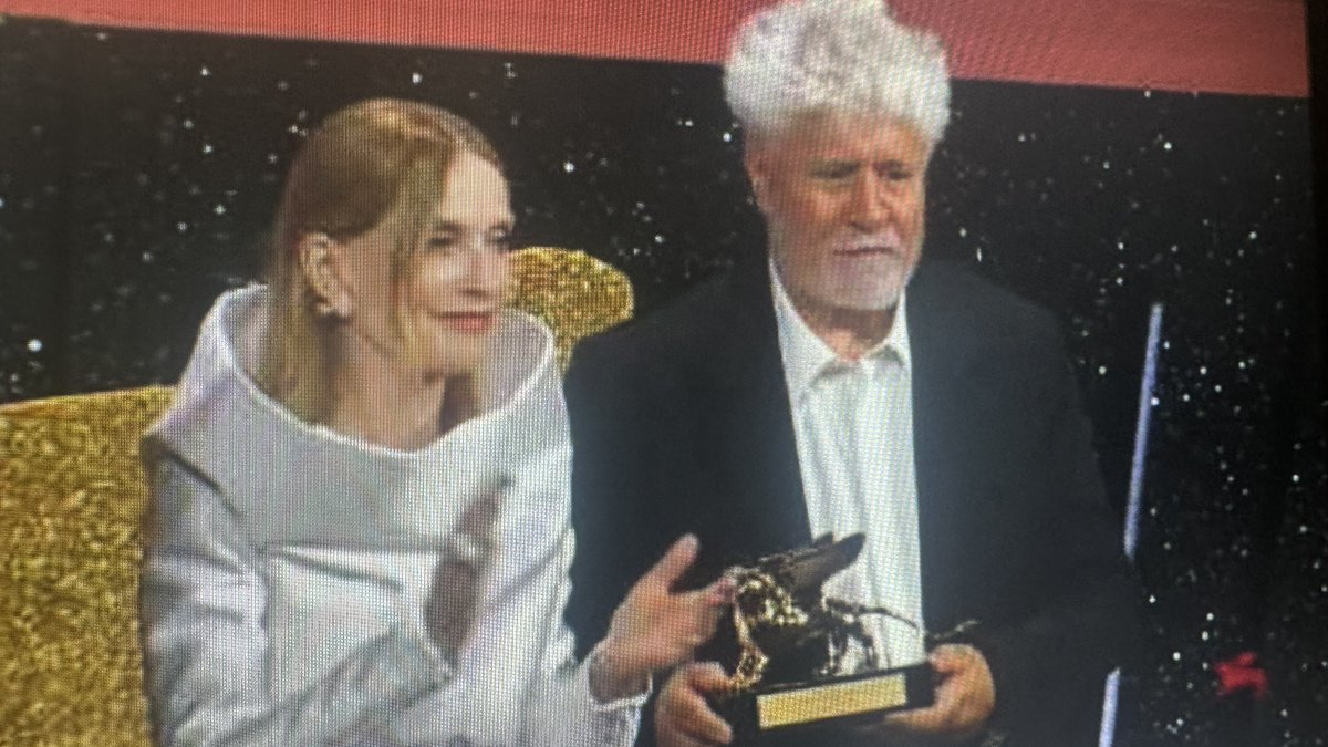 Pedro Almodóvar  gana el León de Oro en Venecia