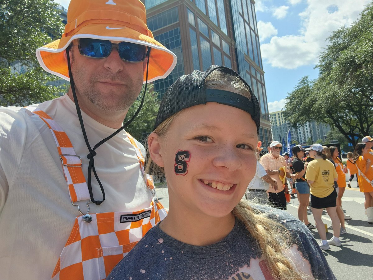 IanRM780's tweet photo. Whose kid is this?!? https://t.co/XlAx0zDnlt