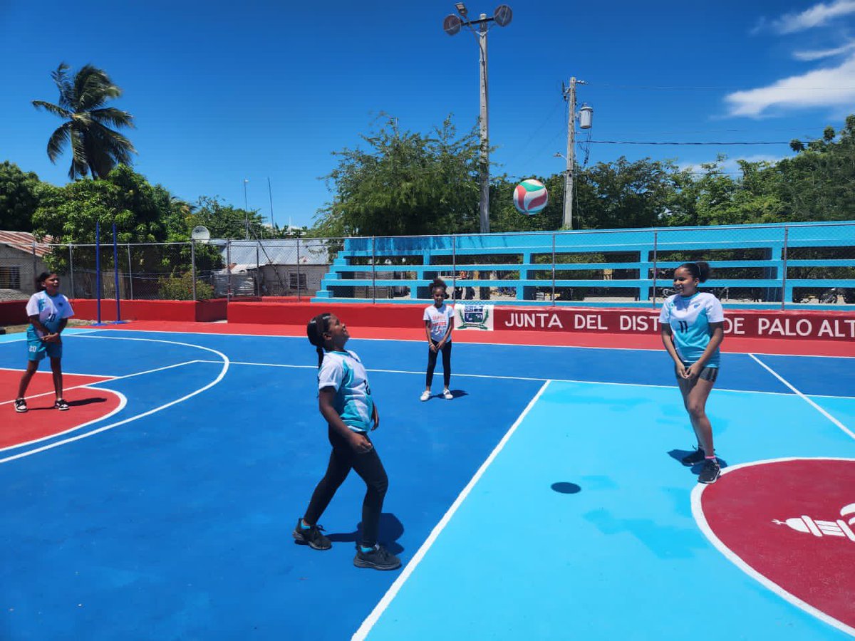 Desde el distrito municipal de Palo Alto, provincia Barahona, hacemos entrega de una cancha totalmente remozada para el recreo de la comunidad. 👏🏻

#ProyectosEspeciales