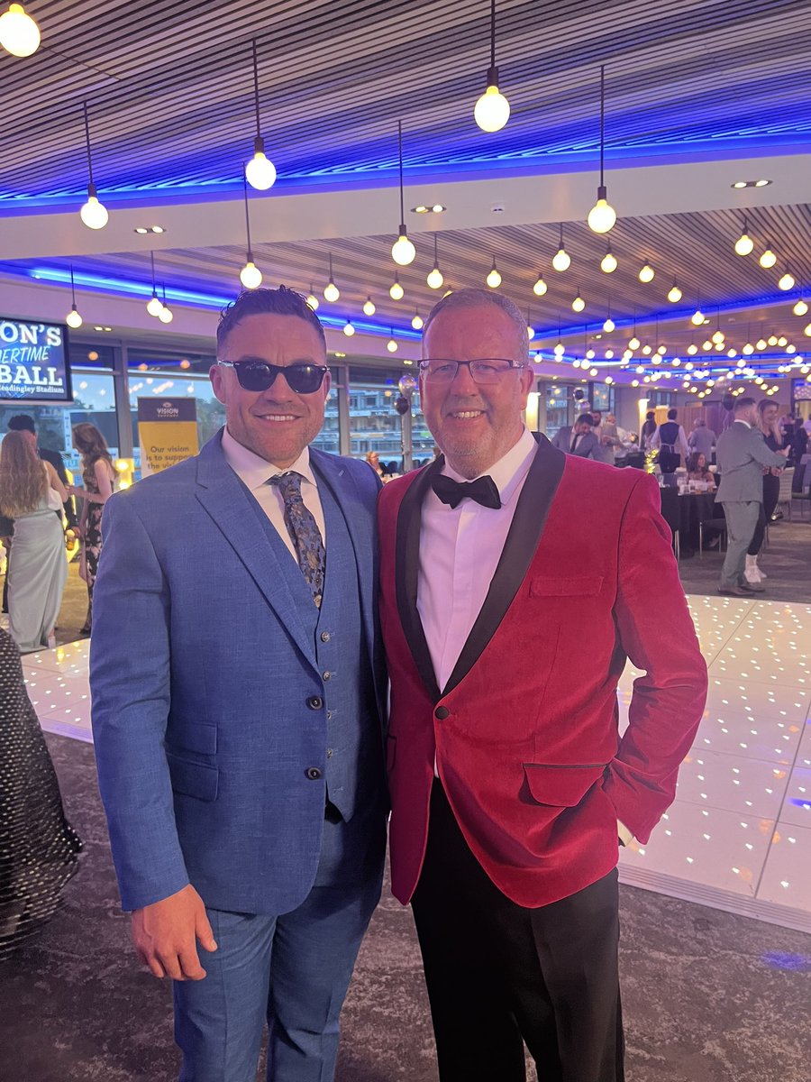 Pink jacket back on tonight as I help out the amazing Matthew Syron raise money for <a href="/_VisionSupport/">Vision Support</a> #Charity at #HeadinglyStadium #Leeds