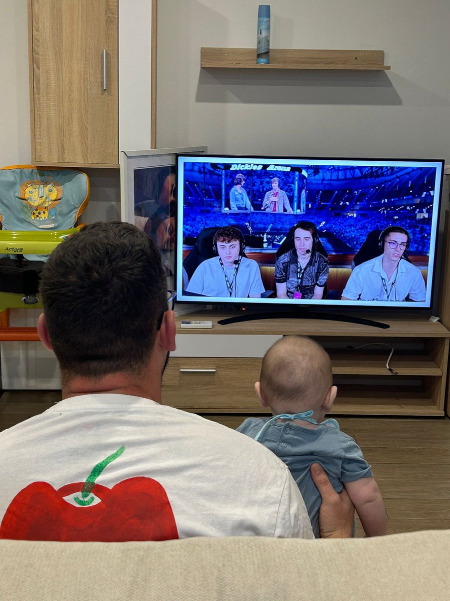 Padre e hijo viendo el mundial de Fortnite😍

<a href="/suja_gg/">SUJA</a> <a href="/MateoZFN/">MateoZ</a> <a href="/Tocata/">Tocata</a>