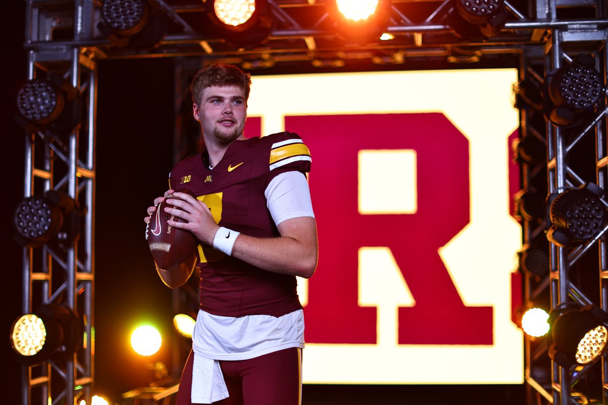 TonyLiebert's tweet photo. #Gophers true freshman Drake Lindsey is now in at QB making his college debut. https://t.co/ZmTEqoaR7j
