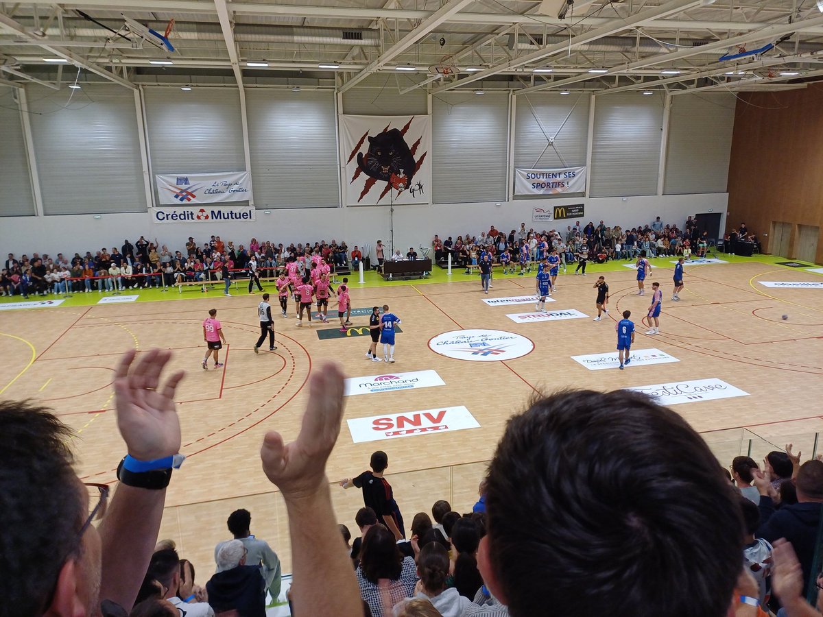 🤩🤩 Mi-temps au Pressoiras à <a href="/chateau_gontier/">Château-Gontier</a> : <a href="/union_sud/">Union Sud Mayenne Handball</a> tient le choc face à Rezé avec un score de parité 19/19. Lancement de la saison de N1 de #handball #Mayenne