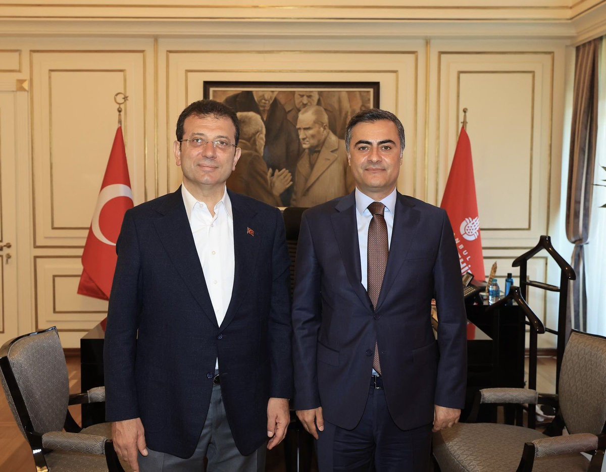 Siyasi menfaat peşinde koşan görmek istiyorsanız;

TSK’ya “kimyasal silah kullandı” iftirası atanlarla omuz omuza duranlara,

“PKK sizi tükürüğüyle boğar” diyenleri neredeyse tören mangasıyla karşılayanlara bakabilirsiniz.

Bu zihniyetin TSK diye bir derdi olabilir mi?