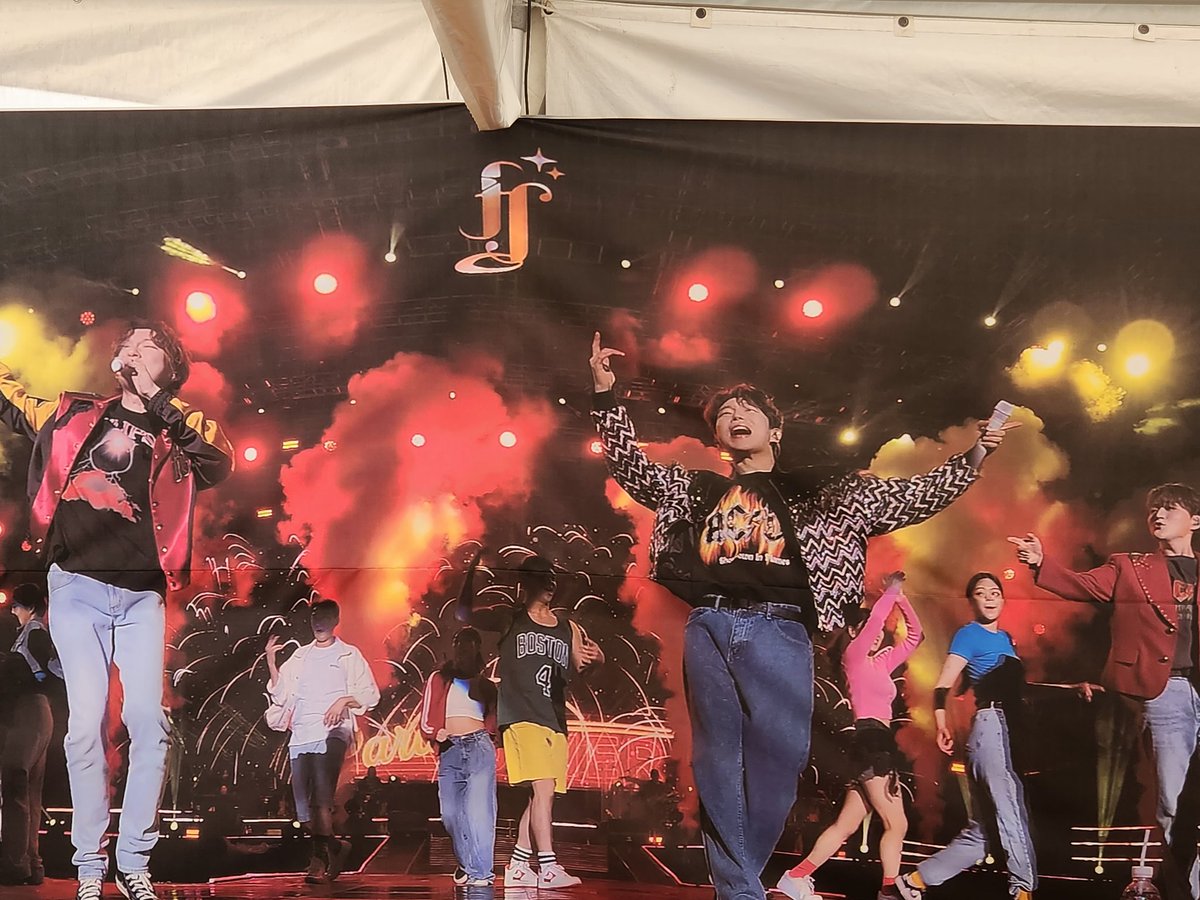 Anybody__a's tweet image. 기다리는 동안 VR체험.
크오에이런신문물이!? 
체험후 생각보다 기기도 가볍고 시야이동도 숴워서 언제 정식출시될지 두근두근상태. 순식간에 작년 가을 올공 노을을 장충에서 만나버리니까🥹
조작도 톡톡 두드리는걸로 되니까 낡은이도 할 수 있다는 기분!
#포레스텔라 #FNL #360VR #VR콘서트체험존