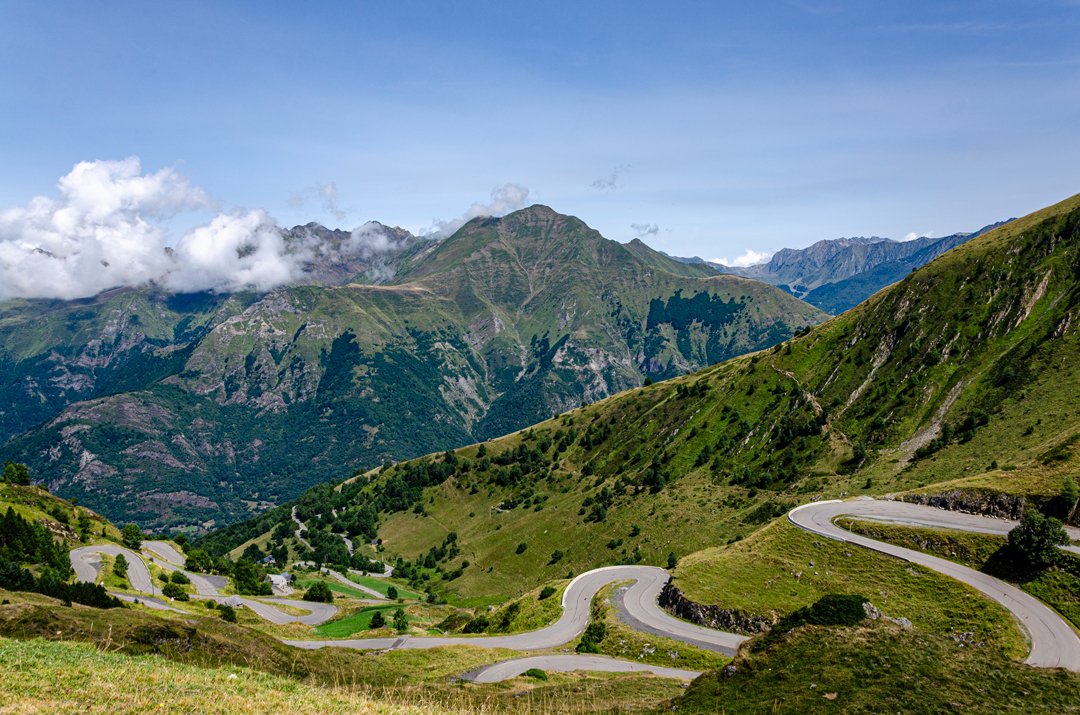 CyclingLodge's tweet photo. The sweeping switchbacks of Luz Ardiden for #switchbacksaturday...30 switchbacks to keep you twisting & turning all the way to the top! 😉😁
#cycling #cyclisme #fietsen #Ciclismo https://t.co/eSDmyu4NvF