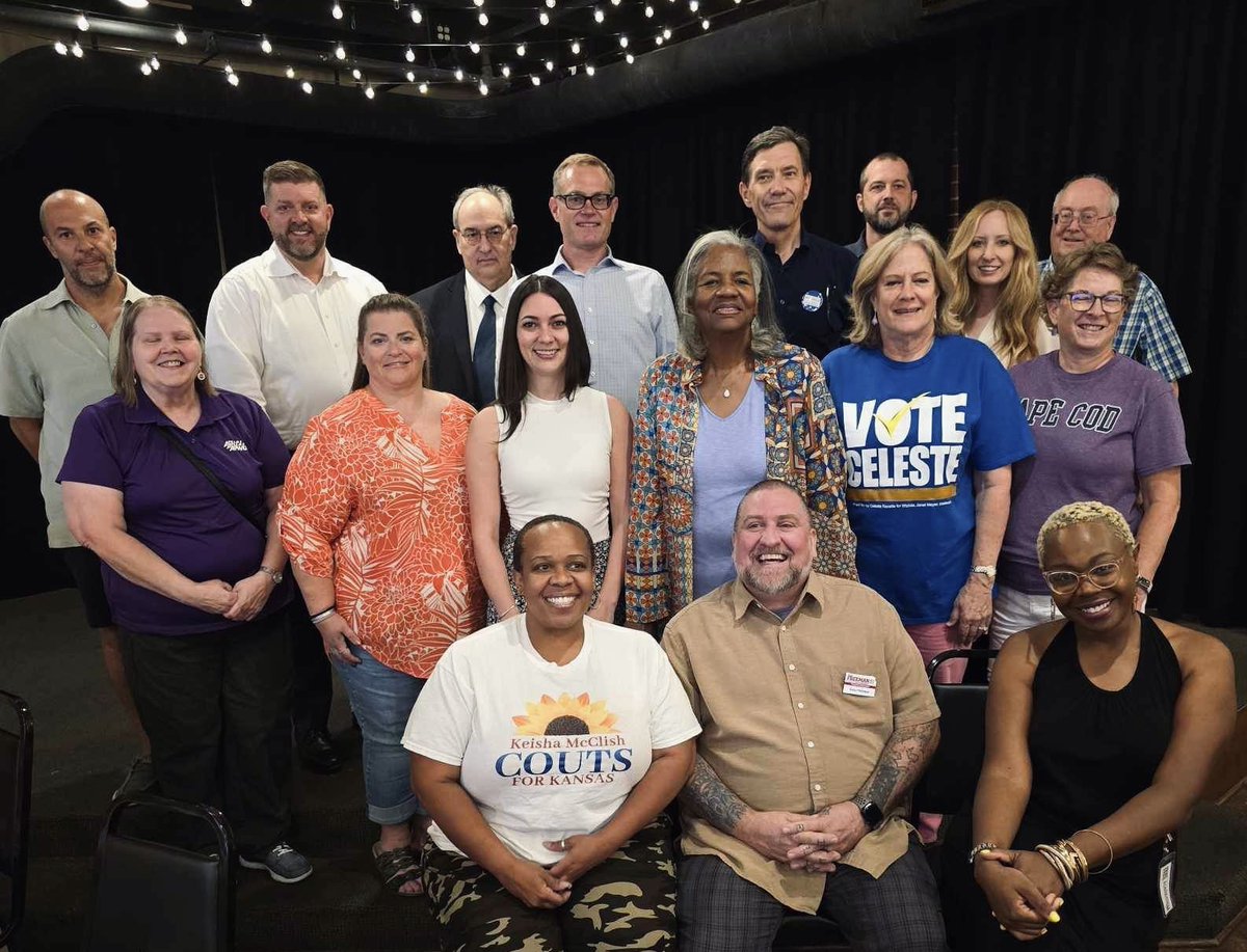 VeronicaforKS's tweet photo. I had a blast at the @wichitateachers  Back to School Bash! It was great seeing some of my teacher friends I've met over the years and connecting with new ones. 

Thank you for all you do, UTW! 🙏🍎
🌻🩵 https://t.co/tPi0bG34gg