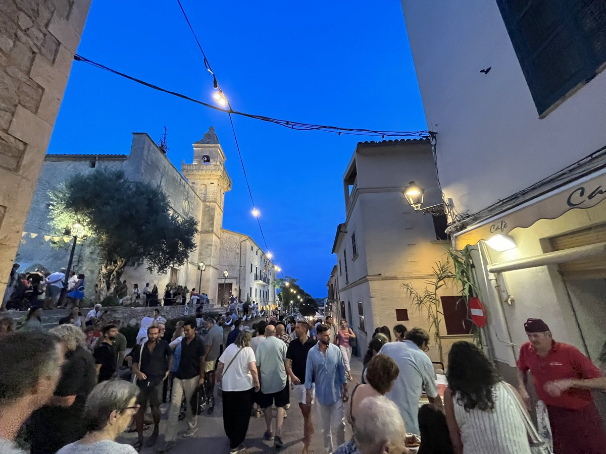 #festes
Figues a voler, sequers, gastronomia diversa, artesania, ball folklòric. 
Vespre d’estiu a #LloretdeVistalegre