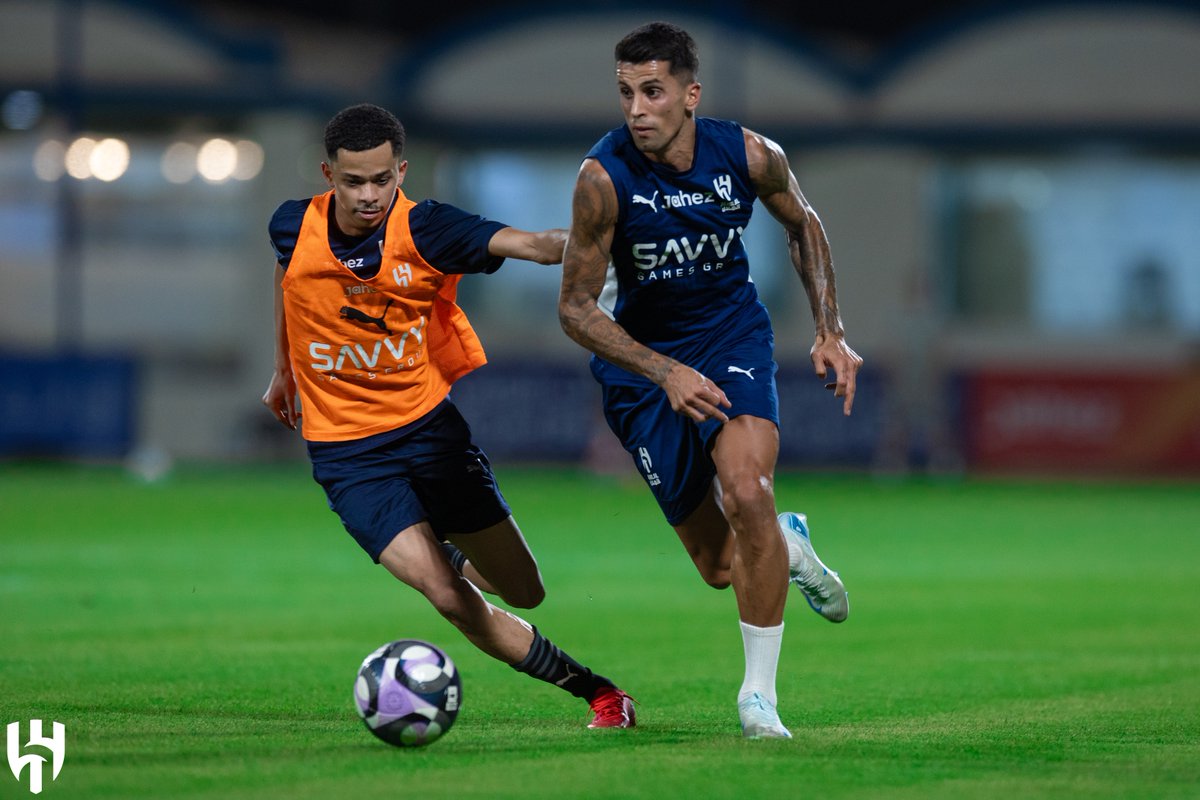📸 خاض لاعبو الفريق الأول مناورة أمام "هلال 18" ⚽️

#الهلال