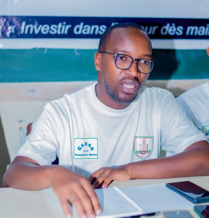 #Burundi/Pr le chef du club de recherche scientifique S. MUGISHA, en plus de la sensibilisation, on peut limiter la pollution de l'air par chngmnt de mentalité en adoptant le système de déplcmnt à pied, à défaut du bus en commun ainsi k le refus d'acheter des véhicules d'occasion