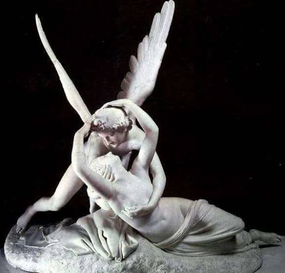 YasatirSanat's tweet photo. Antonio Canova'nın "Cupid and Psyche" (#Kupid ve #Psike) #heykeli, onun en ünlü ve en çok takdir edilen eserlerinden biridir.
- **Eserin Hikayesi**: #Canova, bu heykelde, Romalı şair Apuleius'un "Altın Eşek" (Metamorphoses) adlı eserinde anlatılan Kupid ve Psike'nin aşk hikayesini işlemiştir. Hikayede, ölümsüz sevgi tanrısı Kupid (#Eros) ve ölümlü güzel Psike'nin aşkı, birçok zorluk ve sınavdan geçerek, sonunda ölümsüzlüğe kavuşur.
Canova'nın zamansız başyapıtında, Cupid'in kanatları o kadar incelikli ki, güneş ışığı onlara dokunduğunda yumuşak şeftali rengi bir ışıltıyla parlıyor.
**Sanatsal Yaklaşım**: Canova'nın bu eseri, Neoklasik dönemin özelliklerini taşır: klasik mitolojiden esinlenme, mermerin yumuşak ve canlı işlenişi, ideal güzellik ve duygusal derinlik. Ancak, Canova'nın kendi stilinde, klasik formlara modern bir duyarlılık katması, onun sanatını özgün kılar.
**Kültürel ve Sanatsal Etkisi**: "Cupid and Psyche", sadece teknik ustalıkla değil, aynı zamanda aşk ve sevginin evrensel temasını işlemesiyle de önemlidir. Bu heykel, Canova'nın sanatsal yeteneğini ve duygusal derinliğini sergiler, onu 19. yüzyılın en büyük heykeltıraşlarından biri olarak tanıtır.
**Sergilenmesi**: Bu heykelin birkaç versiyonu bulunmaktadır. En ünlüleri, Louvre Müzesi'nde ve Hermitage Müzesi'nde sergilenmektedir. Louvre'daki versiyon, 1787-1793 yılları arasında yapılmış olup, Canova'nın en iyi bilinen eserlerinden biridir.
**#Zamansızlık**: "Cupid and Psyche"nin "zamansız" olarak adlandırılması, eserin klasik temaları modern bir duyarlılıkla ele alışı ve insanlık için evrensel olan aşk ve sevgi temalarını işlemesiyle ilgilidir. Bu heykel, zamanın ötesine geçen bir sanat eseri olarak kabul edilir, çünkü ele aldığı temalar ve estetik değerler, yüzyıllar boyunca değişmeden kalıcı bir güzellik sunar.