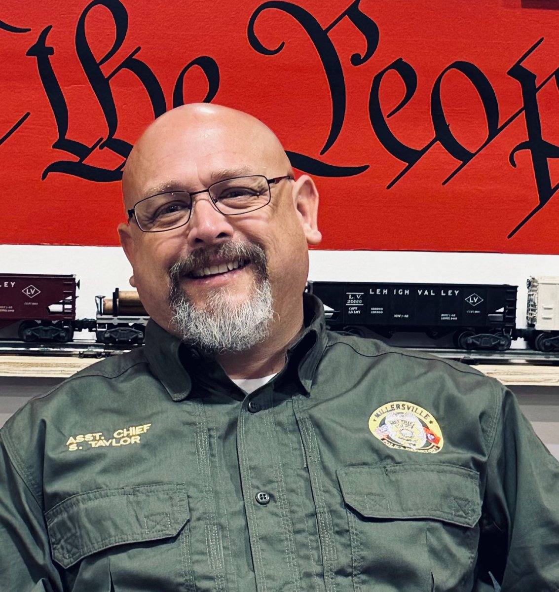 RealCraigSawyer's tweet photo. Asst Chief Shawn Taylor is the cop they’re panicking over so hard right now. 
He’s been investigating organized crime in TN for 14 yrs trying to get TBI &amp; FBI to intervene. 
Now that he got 71 warrants on predators, they seized the evidence claiming it’s political. But it’s not. https://t.co/EGG56fA7fX