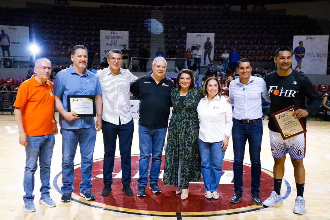 fjespriella's tweet photo. En compañía de su esposa Paty Lara, el presidente de la Fundación #FORH, @rodrigofh1101, se inauguró la inicio de la Liga LBP.
Estuvieron presentes distinguidas personalidades.

¡ENHORABUENA¡ , para que se siga fomentando el deporte en  Sonora.
@LoreniaValles @FroylanGamezG https://t.co/tVVCixm8qS