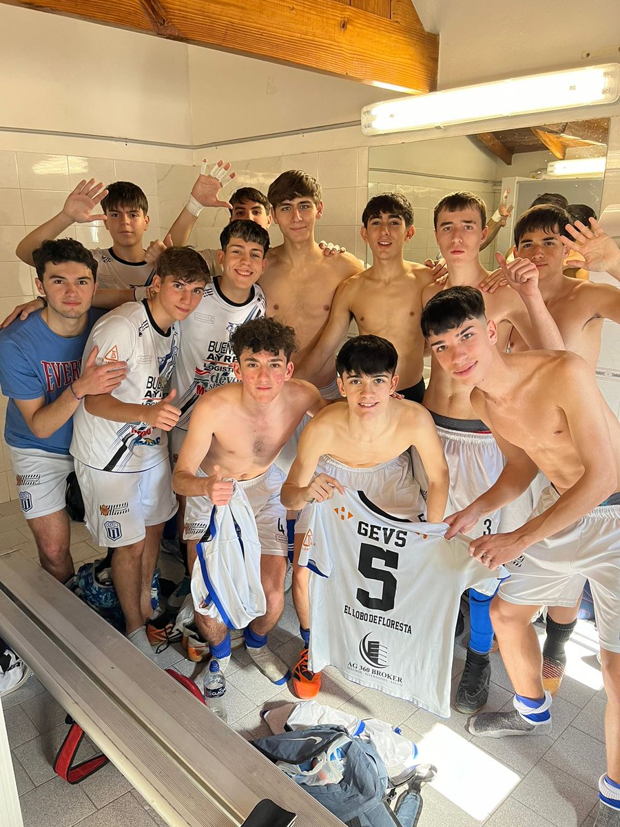 gevsfutsal's tweet photo. La 4ta te hace 5 y el vestuario es una fiesta. #Gevs vs #EstudiantilPorteño https://t.co/4JUkimTY5Z