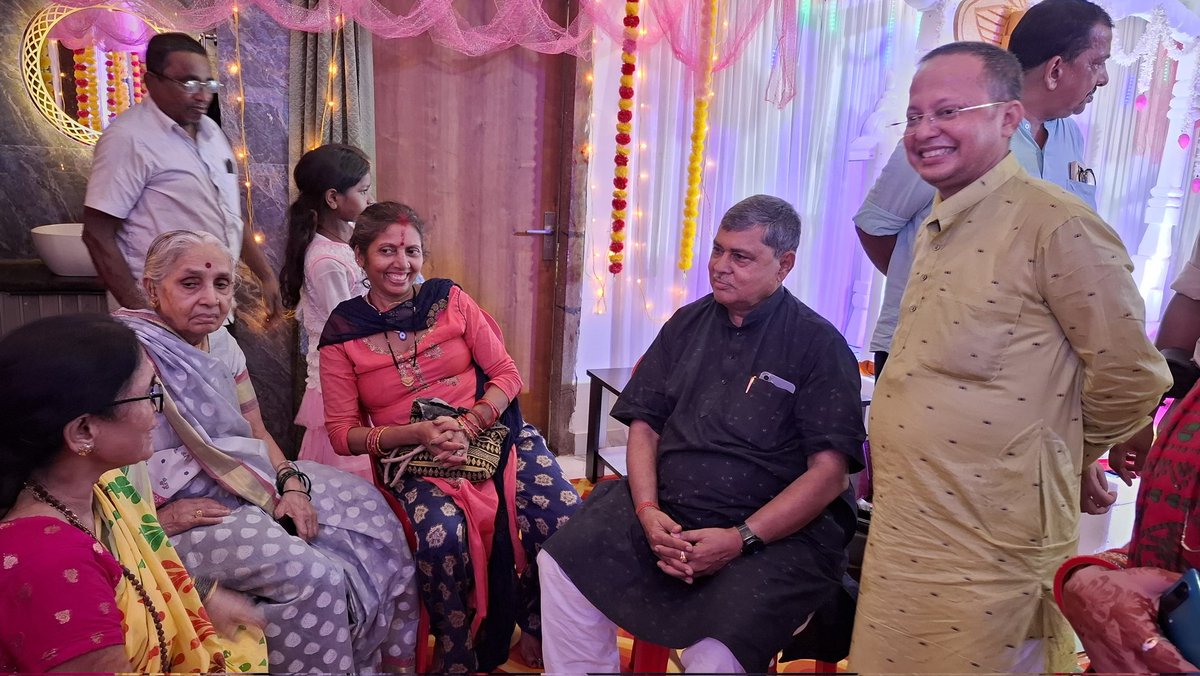 हॉउस ऑफ मैथिली में आयोजित गणेश पूजा में शामिल हुआ तथा सिल्क एवं हैंडलूम उत्पादित वस्त्रों का अवलोकन किया तथा इस अवसर पर श्री मनीष रंजन जी ने मिथिला पेंटिंग देकर सम्मानित किया। इसके उपरांत रजनी चौक निवासी भाजपा नेता राजेश रंजन जी के निवास पर आयोजित गणेश पूजा में सम्मिलित हुआ।