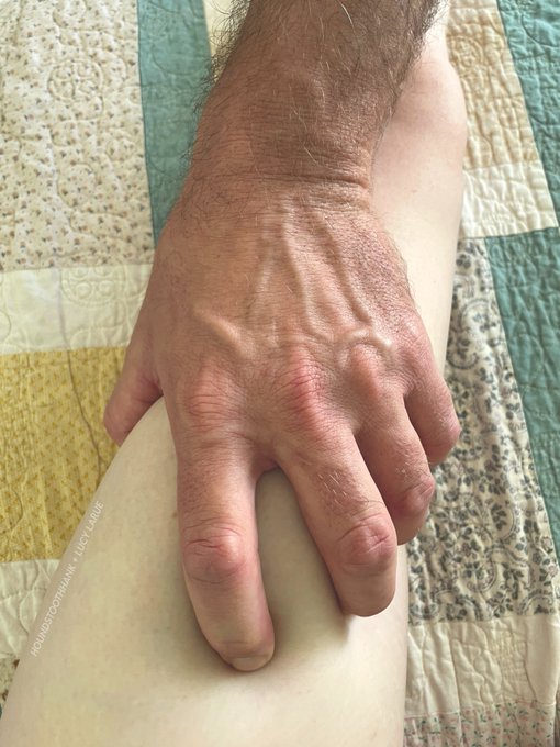 She has a hand fetish. https://t.co/joW64tHHYC<a href="/tag/apclips"class="tags"><span>#apclips</span></a>