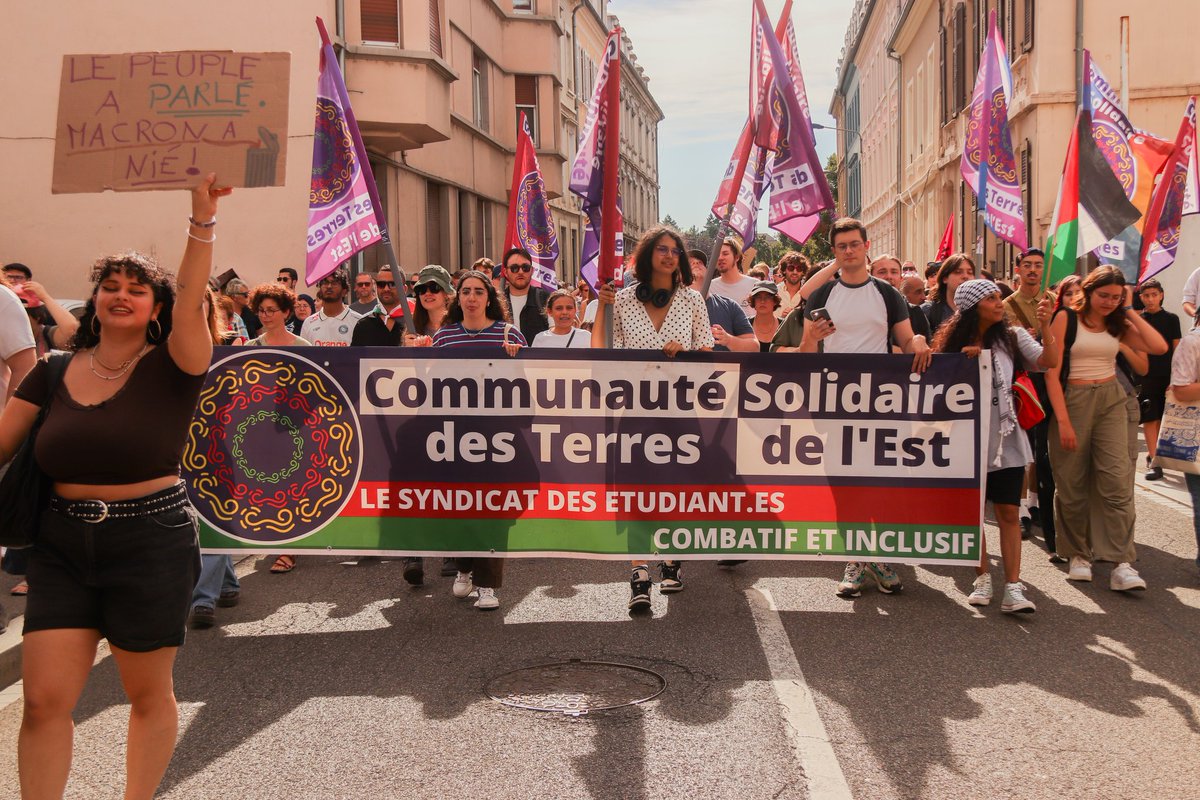 Macron destitution ! On était 1000 dans les rues de Mulhouse pour le crier et la jeunesse a fait du bruit !! Contre Macron et contre Michel Barnier, premier ministre macro-lepeniste qu'on nous impose. 
Stop au coup de force démocratique.