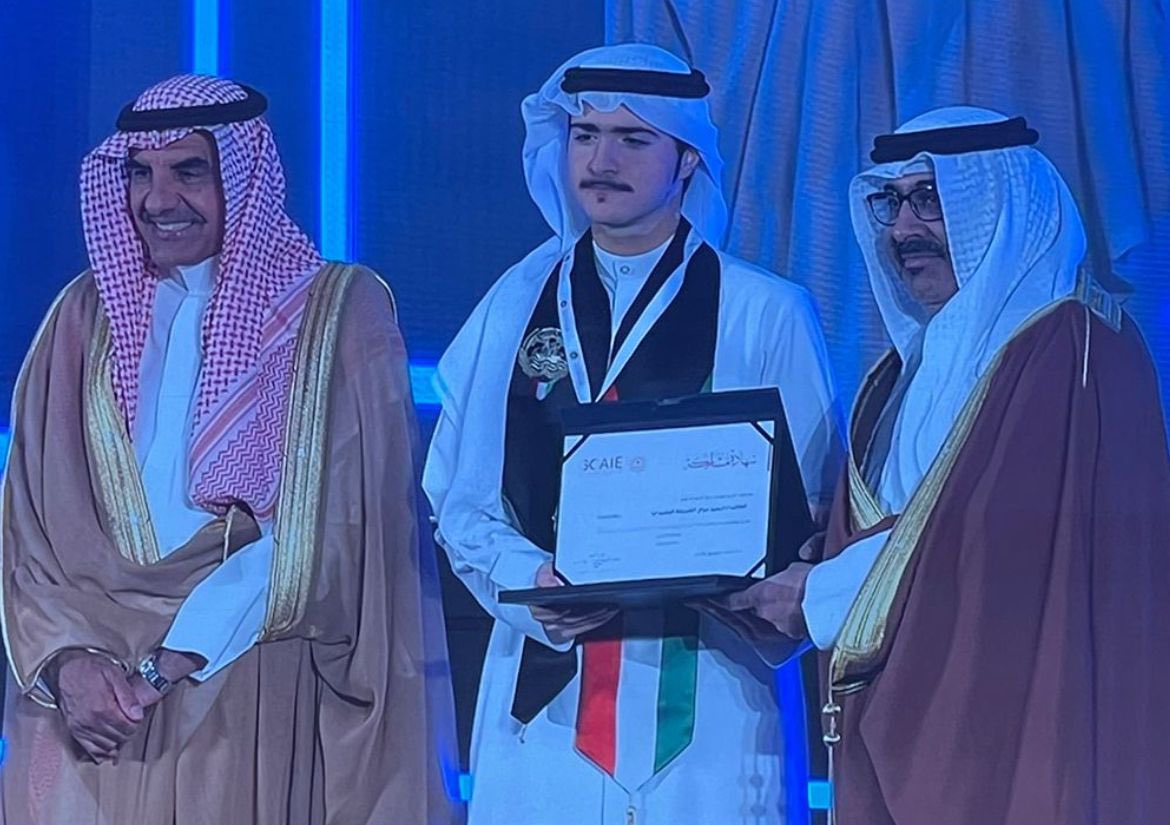 السفير ثامر الصباح: نفتخر بإنجازات الطلبة في توظيف الذكاء الاصطناعي بنسخته الثانية في المنامة.
ونبارك للطلبة حوراء الشريف وأحميد الشريكة تحقيق المركز الأول، والطالب عبدالوهاب حيدر بتحقيق المركز الثالث.
مدركين أن الطلبة والطالبات يشكلون أمل المستقبل وخارطة طريق تزهر بها الكويت.