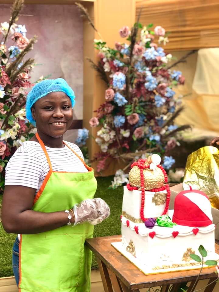 clevathefirst's tweet photo. This day last week, I set up this beautiful cake for my cousin’s traditional wedding in the East😍

Yes! I delivered this cake all the way from Lagos State down to Arochukwu, Abia State😊 

My beautiful couple in the last frame😍, may God blessings fill their home🙏🏽

Rt Please🙏🏽 https://t.co/EvXcd4xcd2