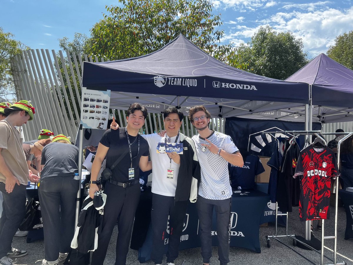 SOME OGS AT THE <a href="/TeamLiquidLoL/">Team Liquid LoL</a> booth