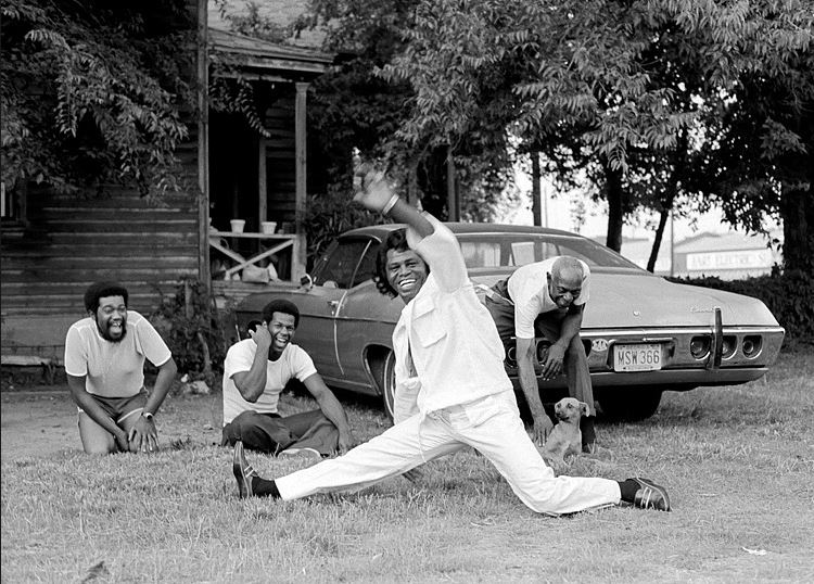 Today, Saturday, September 7th, is the final day to view Face the Music: The Legacy of Music Photography. ⁠

Harry Benson, "James Brown Doing The Split, 1979" ⁠
© Harry Benson, courtesy of Fahey/Klein Gallery, Los Angeles ⁠
⁠
#facethemusic #faheykleingallery #harrybenson
