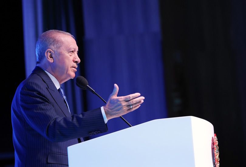 #BaşkomutanErdoğan:
“Bu kılıçları kime çekiyorsunuz? Şimdi bunlarla ilgili olarak da gerekli bütün şu anda araştırmalar, hepsi yapılıyor ve oradaki birkaç tane kendini bilmez bunlar da evelallah temizlenecek.”