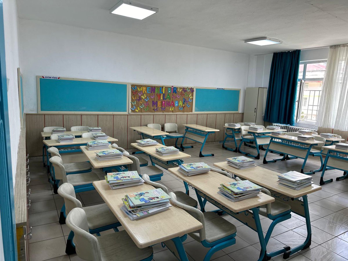 Yenilenen sıraları, sıraların üstünde sahiplerini bekleyen ders kitaplarıyla Samsun, 2024-2025 eğitim öğretim yılına hazır!
#OkullarımızHazır
<a href="/tcmeb/">Millî Eğitim Bakanlığı</a> <a href="/samsunmem/">Samsun İl Milli Eğitim Müdürlüğü</a> <a href="/muratagar60/">Murat AĞAR</a>