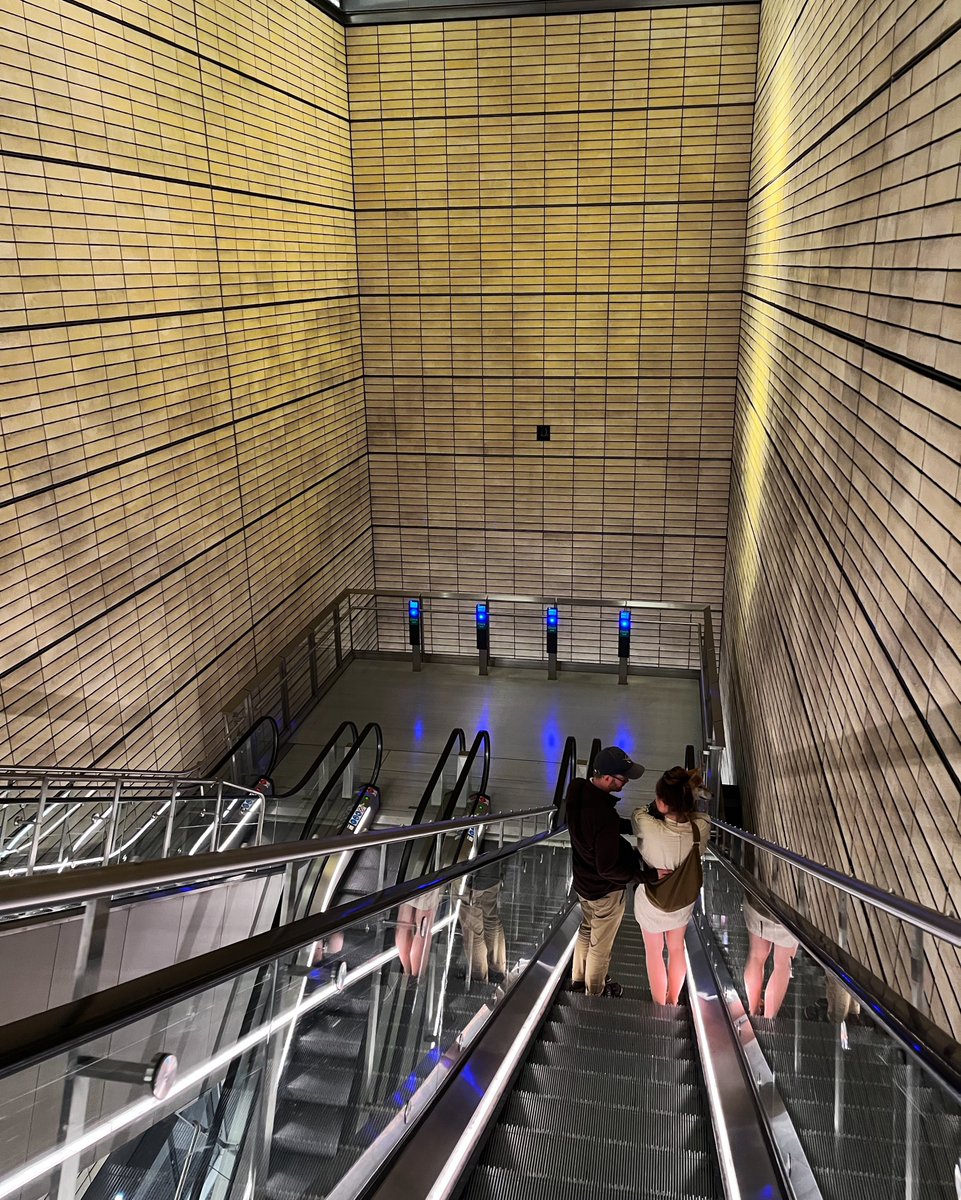 rusticella's tweet image. Копенгаген - город счастливых людей ✨

(Дания - вторая страна в мире по «индексу счастья)

P.S. Но фиш энд чипс с певком стоят 27€, я счастлив, но не очень.