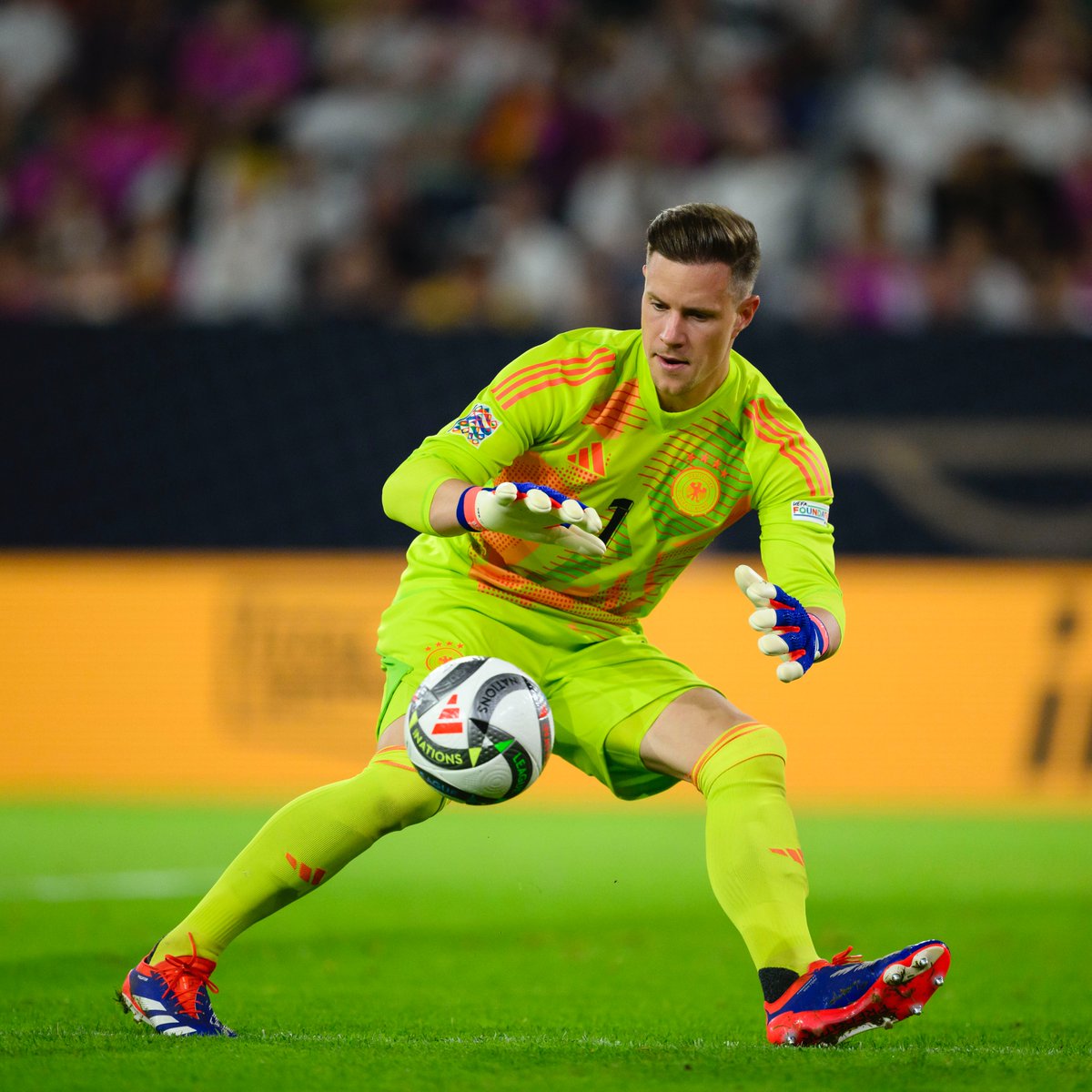 mterstegen1's tweet photo. Convincing win in Düsseldorf. Good atmosphere in the stadium. Perfect blend 😃🦾 @DFB_Team