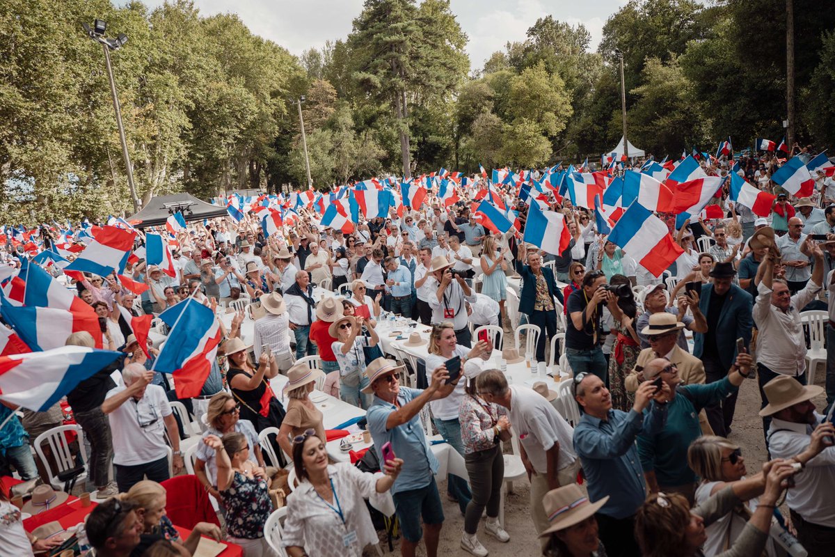 ZemmourEric's tweet photo. Nous devons libérer les Français de la politique. Nous devons libérer la France de la politique. Nous devons « dépolitiser » ce pays. Nous devons arracher aux griffes des partis nos familles, nos entreprises, notre culture, nos intelligences, et même nos religions. https://t.co/NumCHlwFBe