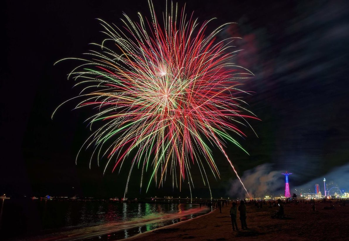 TONIGHT ‼️
Join us on the boardwalk at 9:15 PM for the final fireworks show of the season! End your summer with a bang 💥