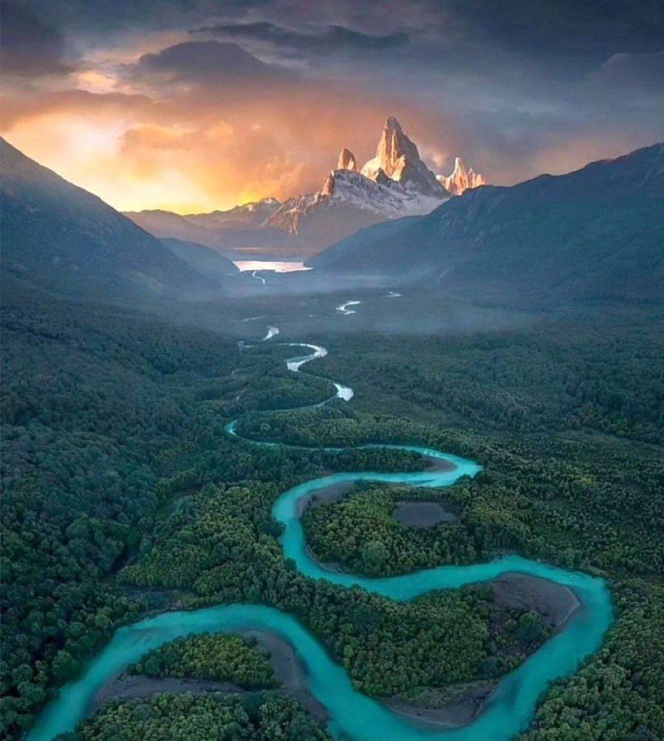 🇦🇷✨ Argentina fue ayer TT por esta increíble foto tomada en El Chaltén, con el Río Las Vueltas y el Fitz Roy de fondo.✨

La foto es de Max Rive, ganó el tercer lugar en 2022 en el premio internacional de fotos de paisajes. Su Ig es @maxrivephotography. 🙌💙