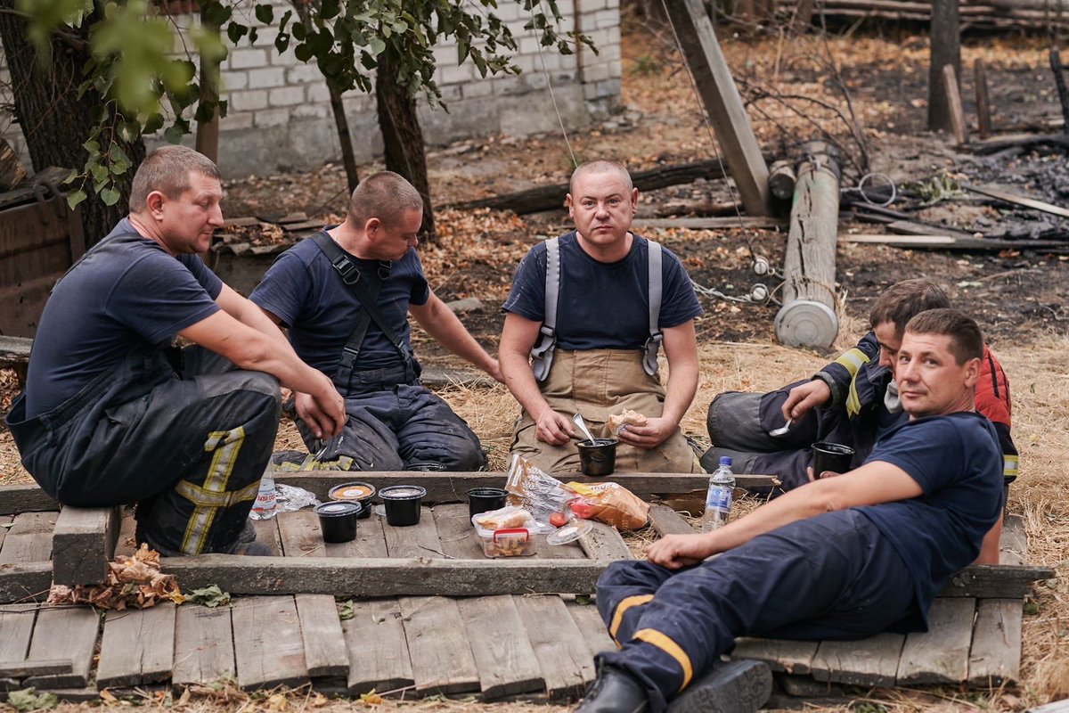 WCKitchen's tweet image. Fires continue to ravage parts of the Donetsk and Kharkiv regions, including Sviatohirsk, Yarova, and Studenok. WCK teams are working alongside emergency personnel to support firefighters as well as families displaced by the blazes. In Studenok alone, more than 300 homes,…
