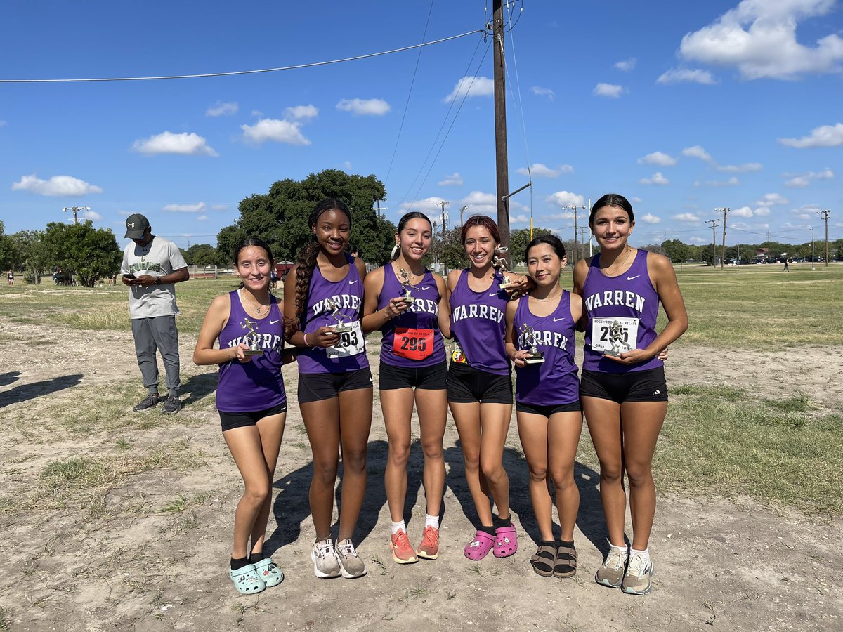 Not one, but two of our teams placed in the top 10 this year at the Edgewood Relays 🥳 Miah, Aniyah, Sophie, Elizabeth, Alexis, Fiona congrats!