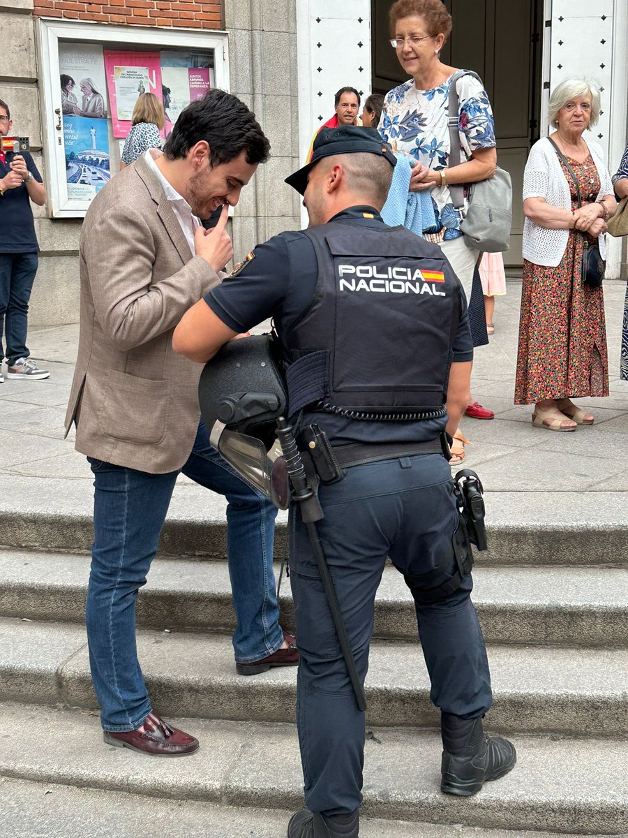 jandcalderon985's tweet photo. Después de 301 días, a veces también toca reírse con los que te multan por rezar el Rosario y te invitan a orar a otra parte.

Ahora solo queda que algún policía coja el Rosario y se ponga a rezar a la Virgen María. ✝️ https://t.co/n6KHOFU25X