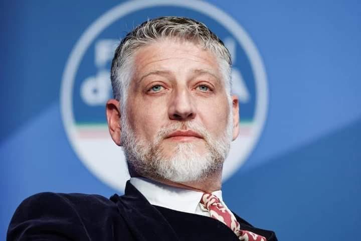 Il nuovo Ministro Giuli, appena nominato dal #Meloni, inizia con il piede giusto, si fa per dire. 
Fa modificare, così sembrerebbe, la sua biografia da wikipedia, togliendo la sua militanza passata nel gruppo #MeridianoZero, movimento di estrema destra. 
Iniziamo male, malissimo!