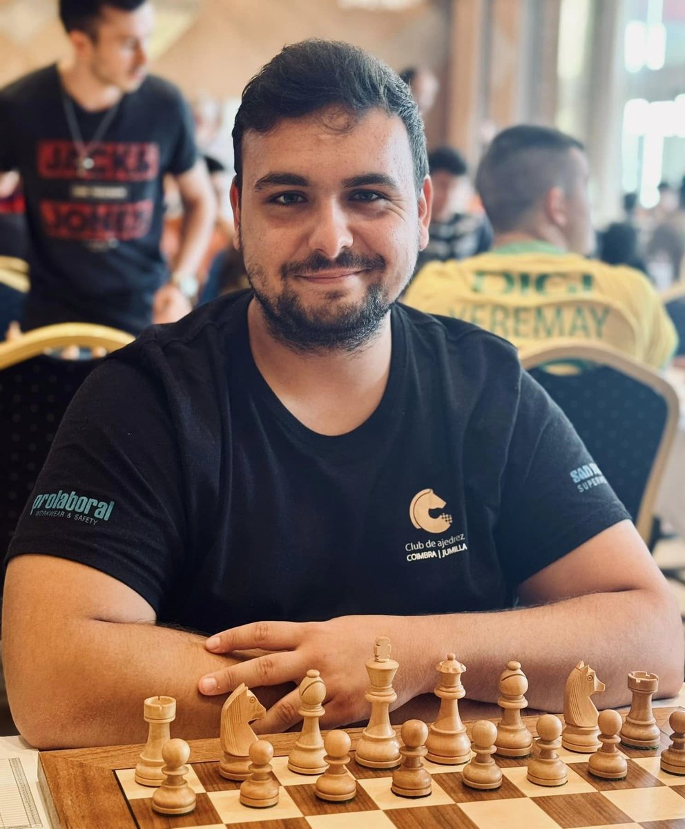 Alejandro Castellanos se une a Thader Chess como profesor y colaborador. Alejandro es reciente campeón de España de ajedrez por tramos sub-2300, campeón regional absoluto y por tramos, profesor dedicado con amplia experiencia en formación de jugadores.
shorturl.at/mNgCY